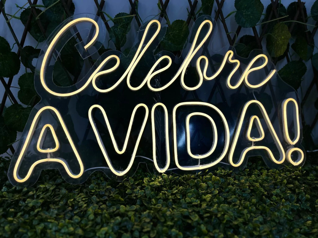 ideias de letras em neon para quarto