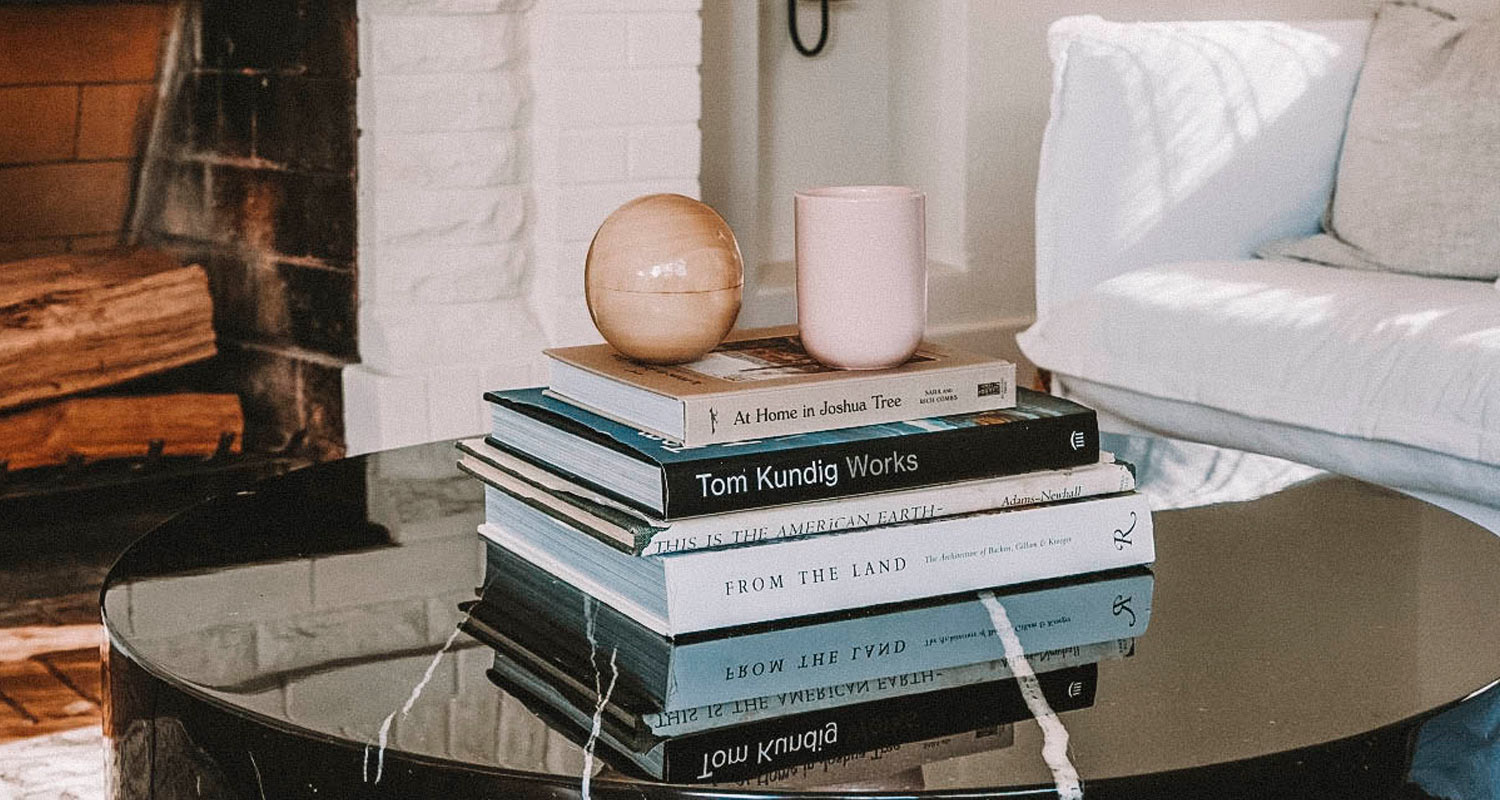 ideias de decoração com livros de mesa