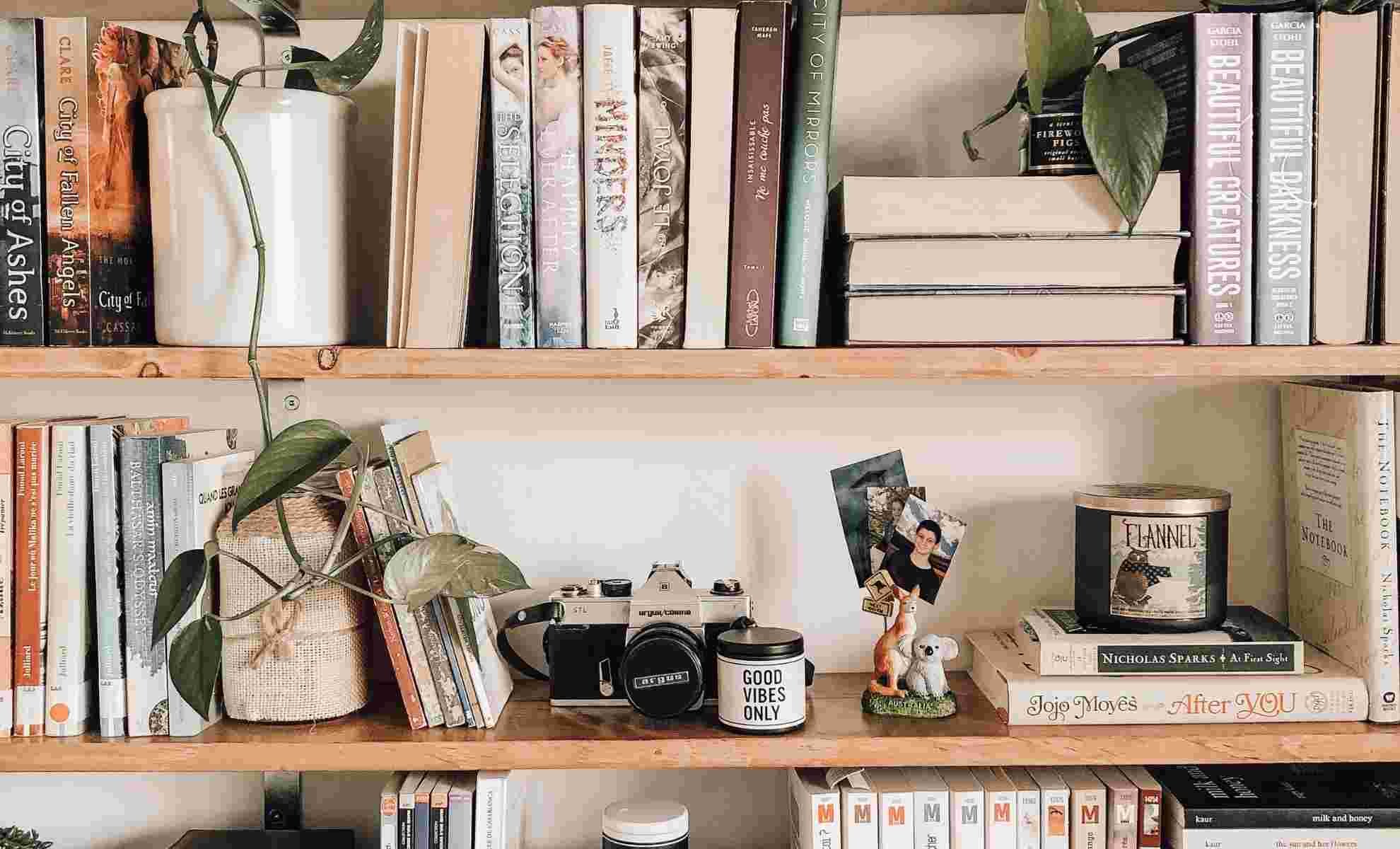 como escolher coffee table books para sala de estar