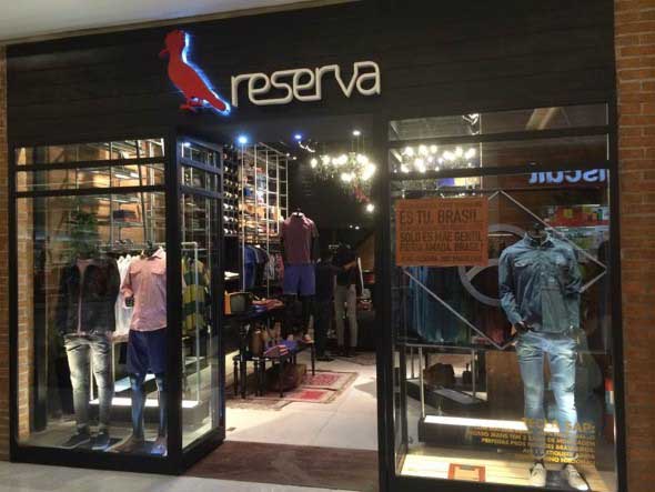 decoração industrial vs minimalista loja masculina