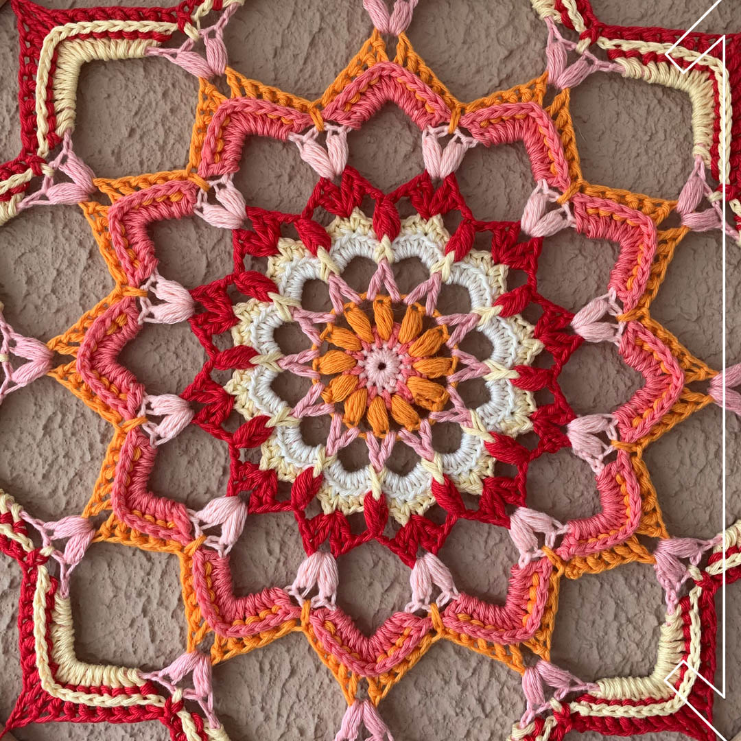 mandala colorida vs mandala preta e branca qual escolher