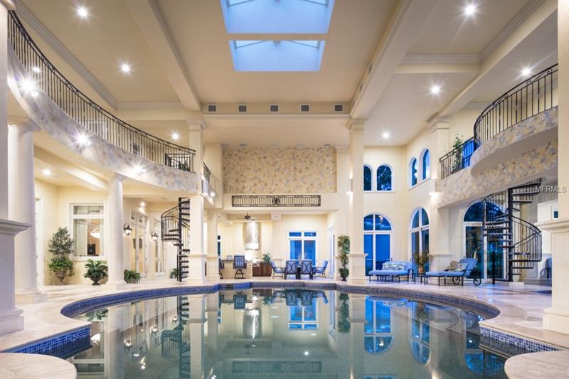 mansão moderna vs mansão clássica interior