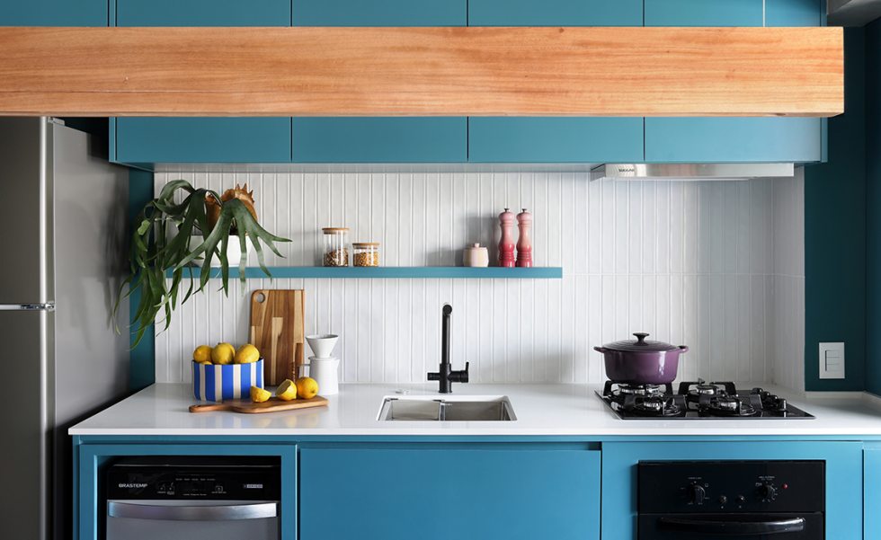 Cozinhas Pequenas e Inteligentes: Soluções com Armários Suspensos e Portas Deslizantes