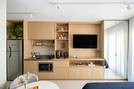 Cozinhas Pequenas e Inteligentes: Soluções com Armários Suspensos e Portas Deslizantes
