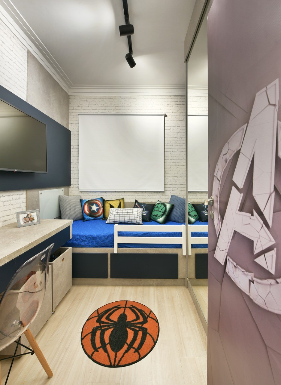 Cozinhas Pequenas e Inteligentes: Soluções com Armários Suspensos e Portas Deslizantes