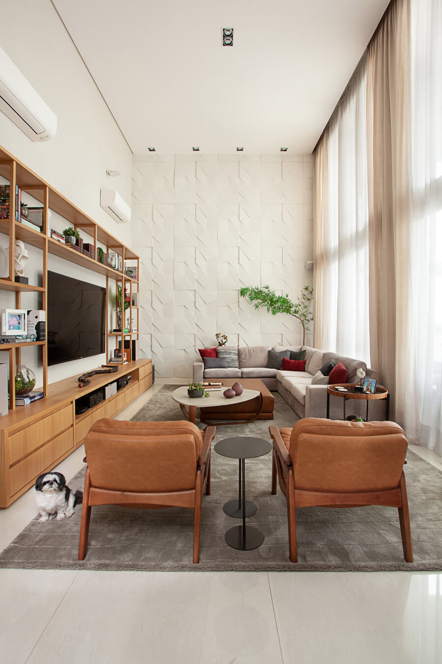 Otimizando Espaços: Estantes e Nichos Multifuncionais na Decoração da Sala