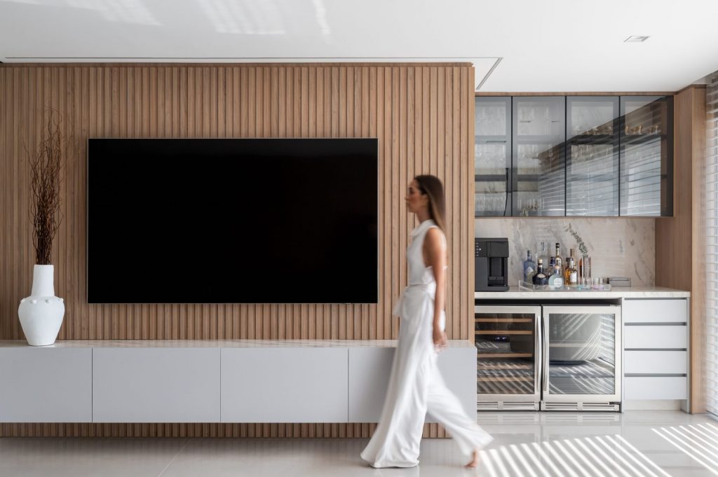 Otimizando Espaços: Estantes e Nichos Multifuncionais na Decoração da Sala