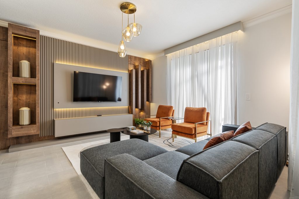 Otimizando Espaços: Estantes e Nichos Multifuncionais na Decoração da Sala