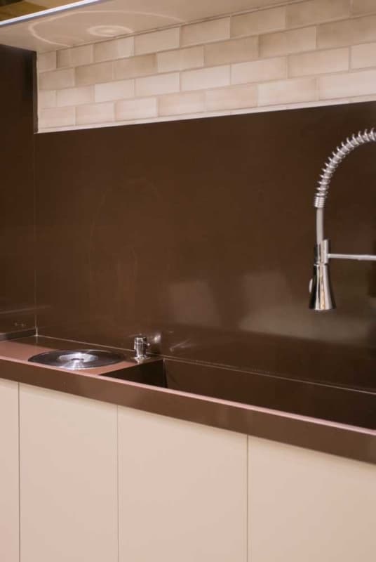 erros comuns ao escolher mármore marrom para cozinha