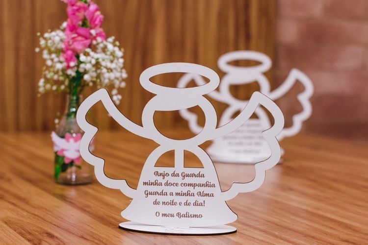 Mesa de batizado com elementos religiosos