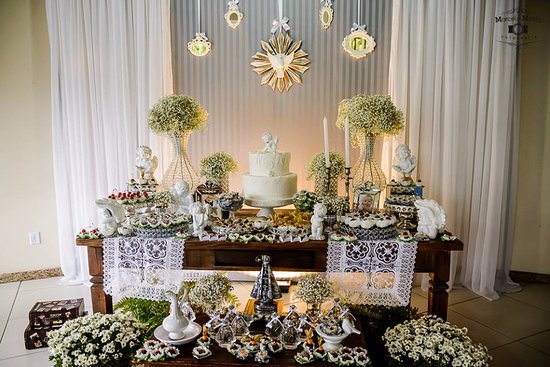 Mesa de batizado com anjinhos