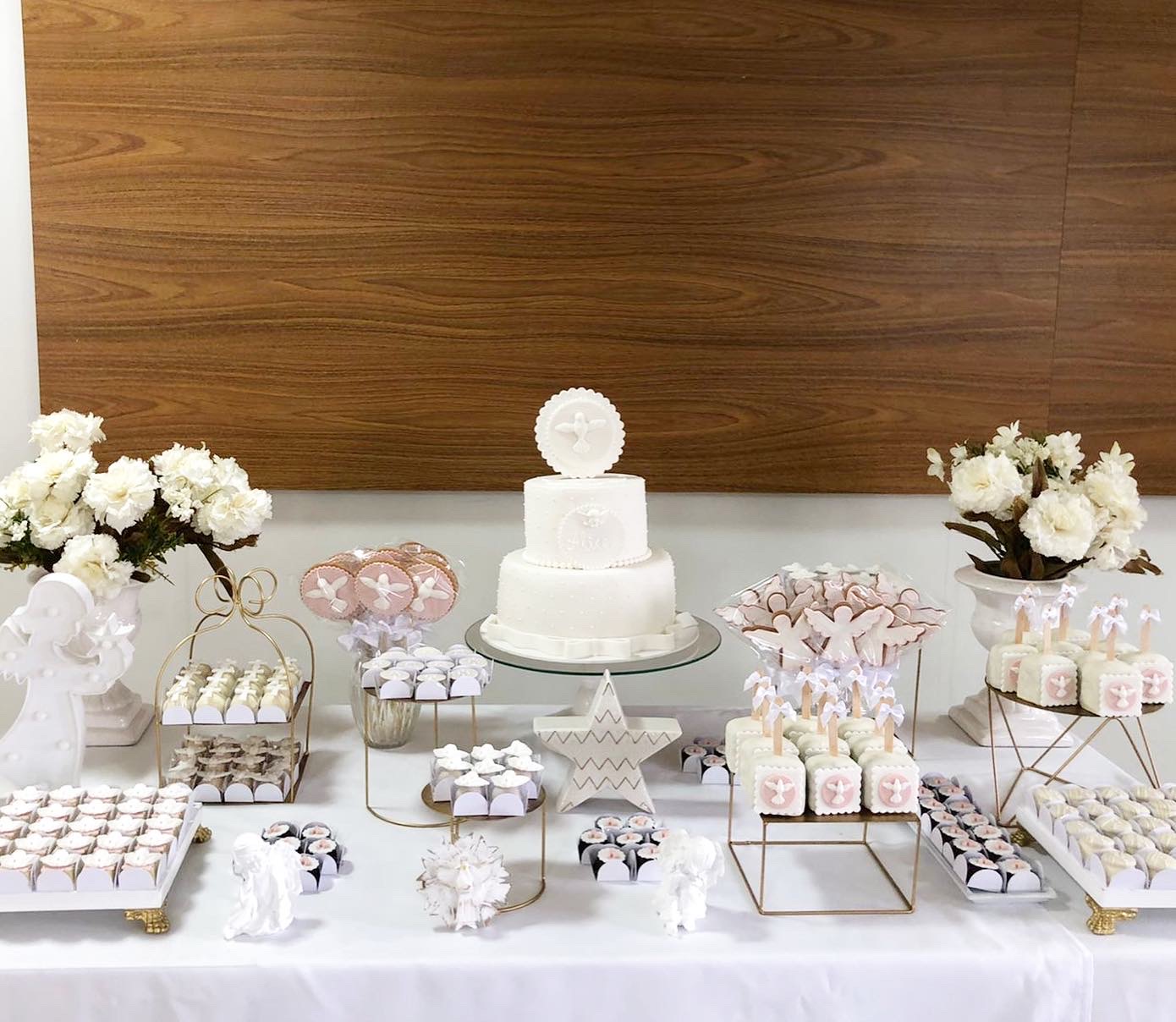 Mesa de batizado com tema de pombas