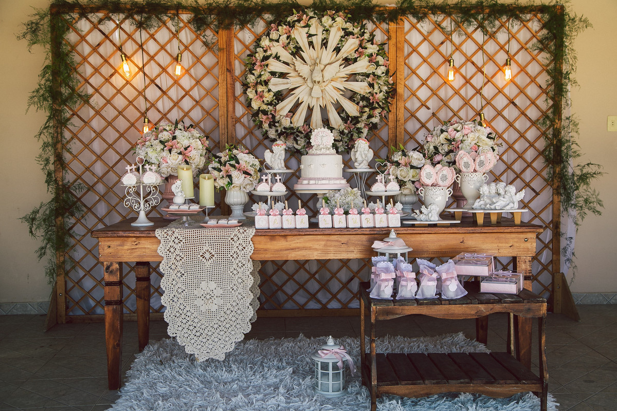 Mesa de batizado rosa e branco