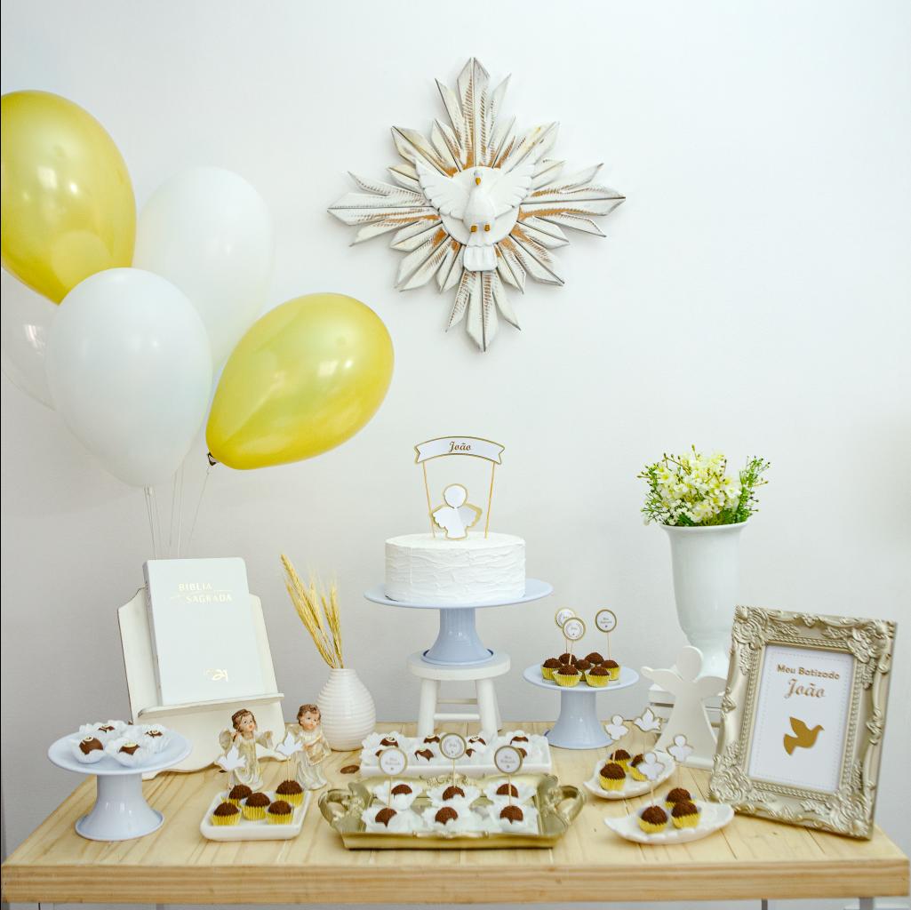 Mesa de batizado com tema de pombas