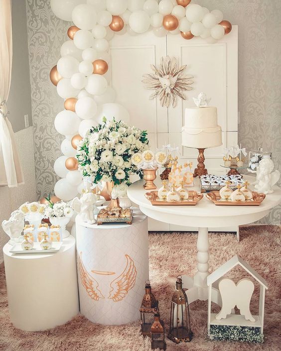 Mesa de batizado azul e branco