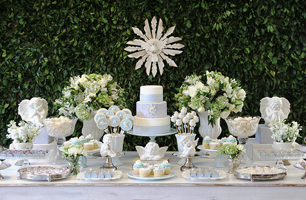 Mesa de batizado rosa e branco