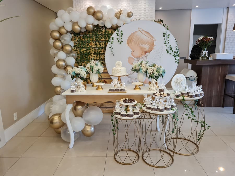 Mesa de batizado com flores brancas