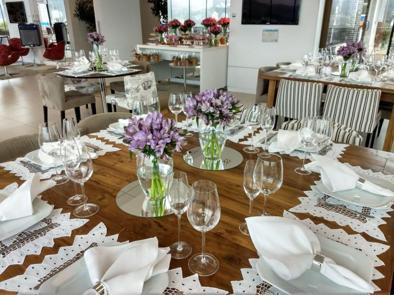 mesa de convidados simples vs mesa elaborada