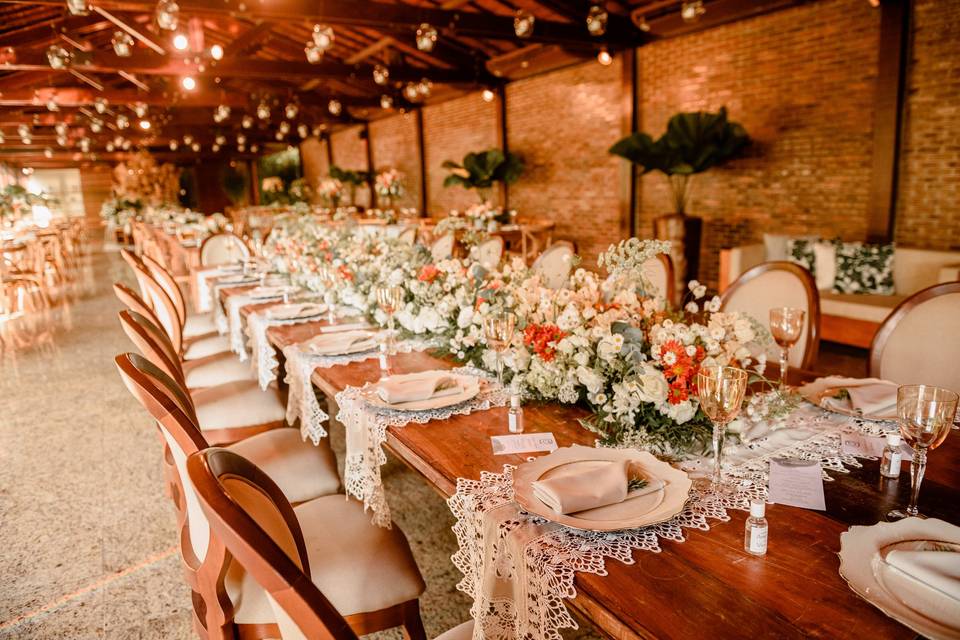 mesa de convidados simples vs mesa elaborada