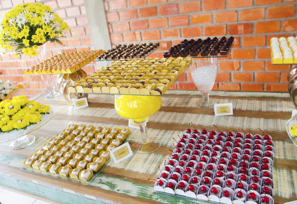 mesa de doces simples para batizado