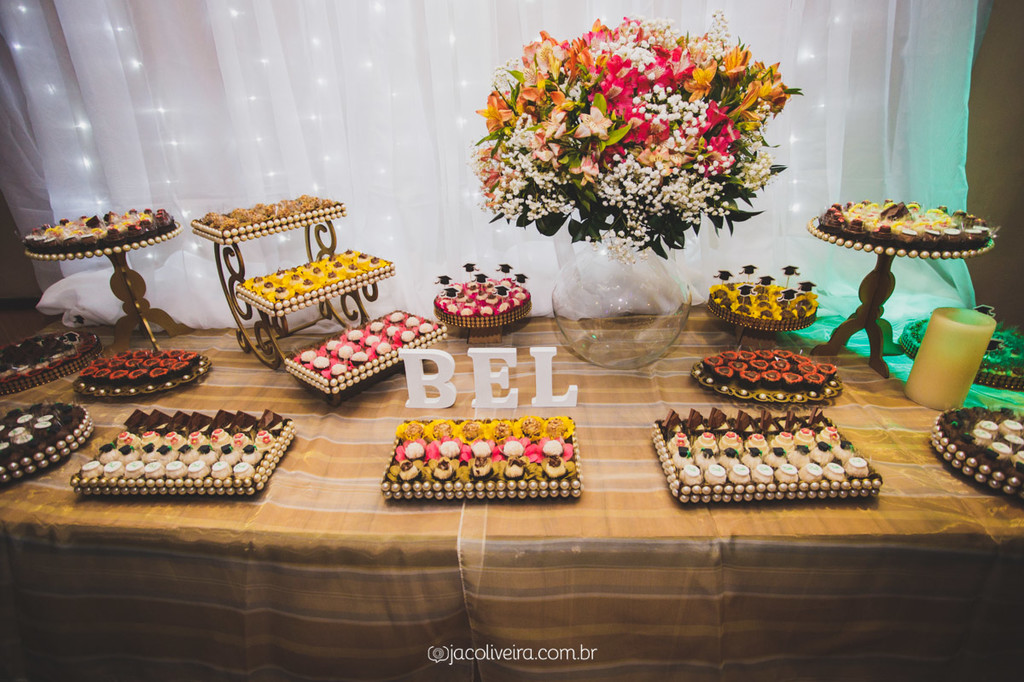 mesa de doces simples para festas pequenas