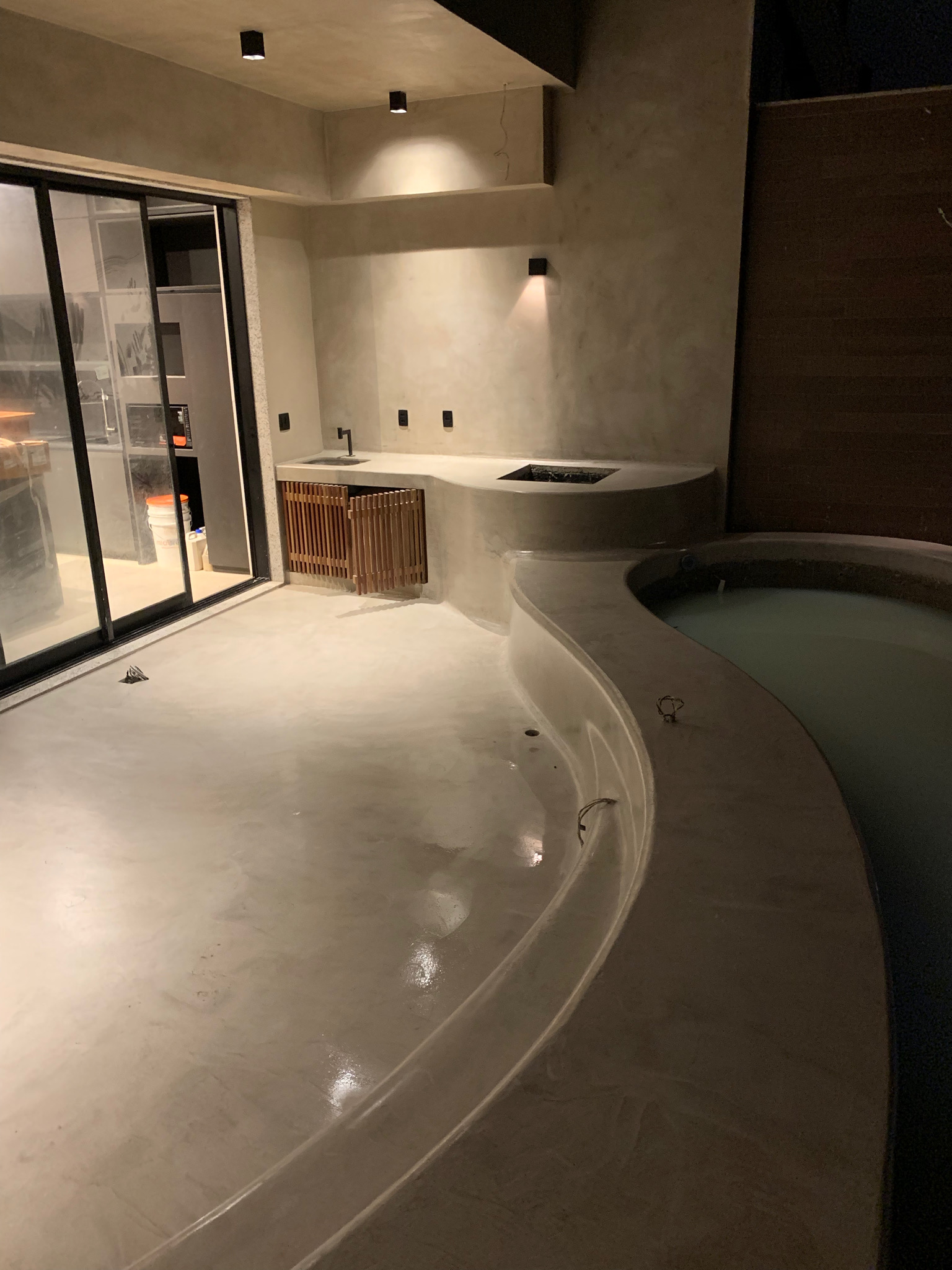 Durabilidade e Manutenção do Microcimento: O Que Você Precisa Saber