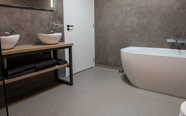 limpeza microcimento banheiro