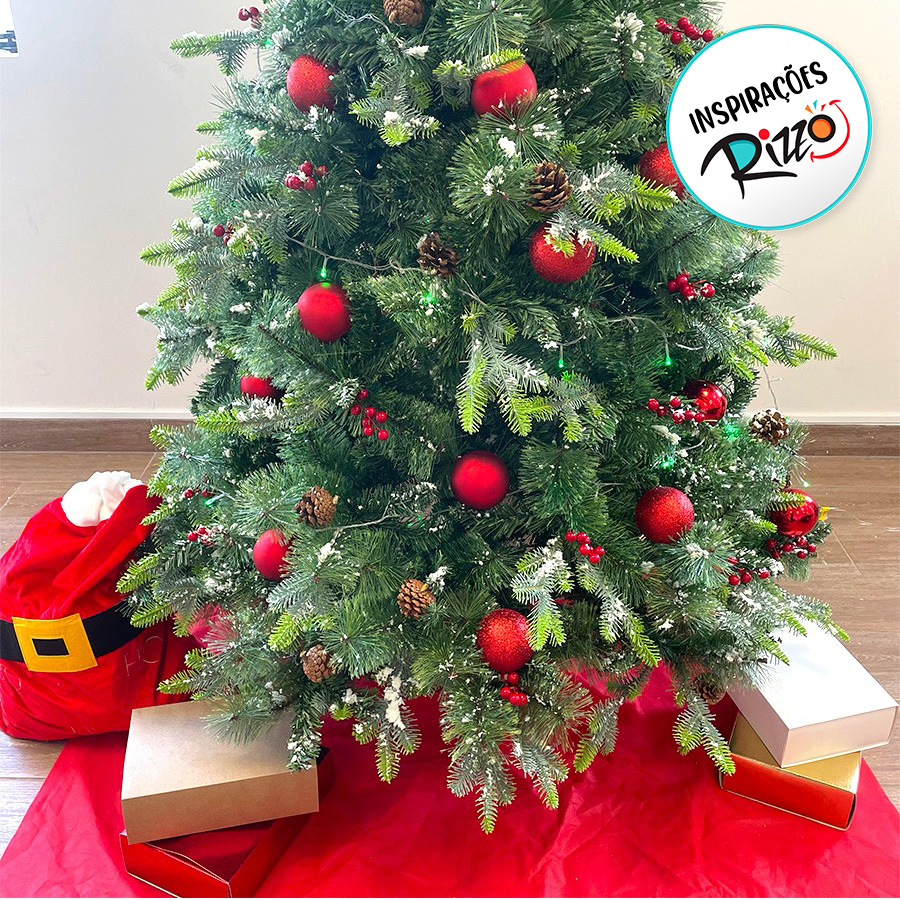 árvore de natal vermelha e dourada