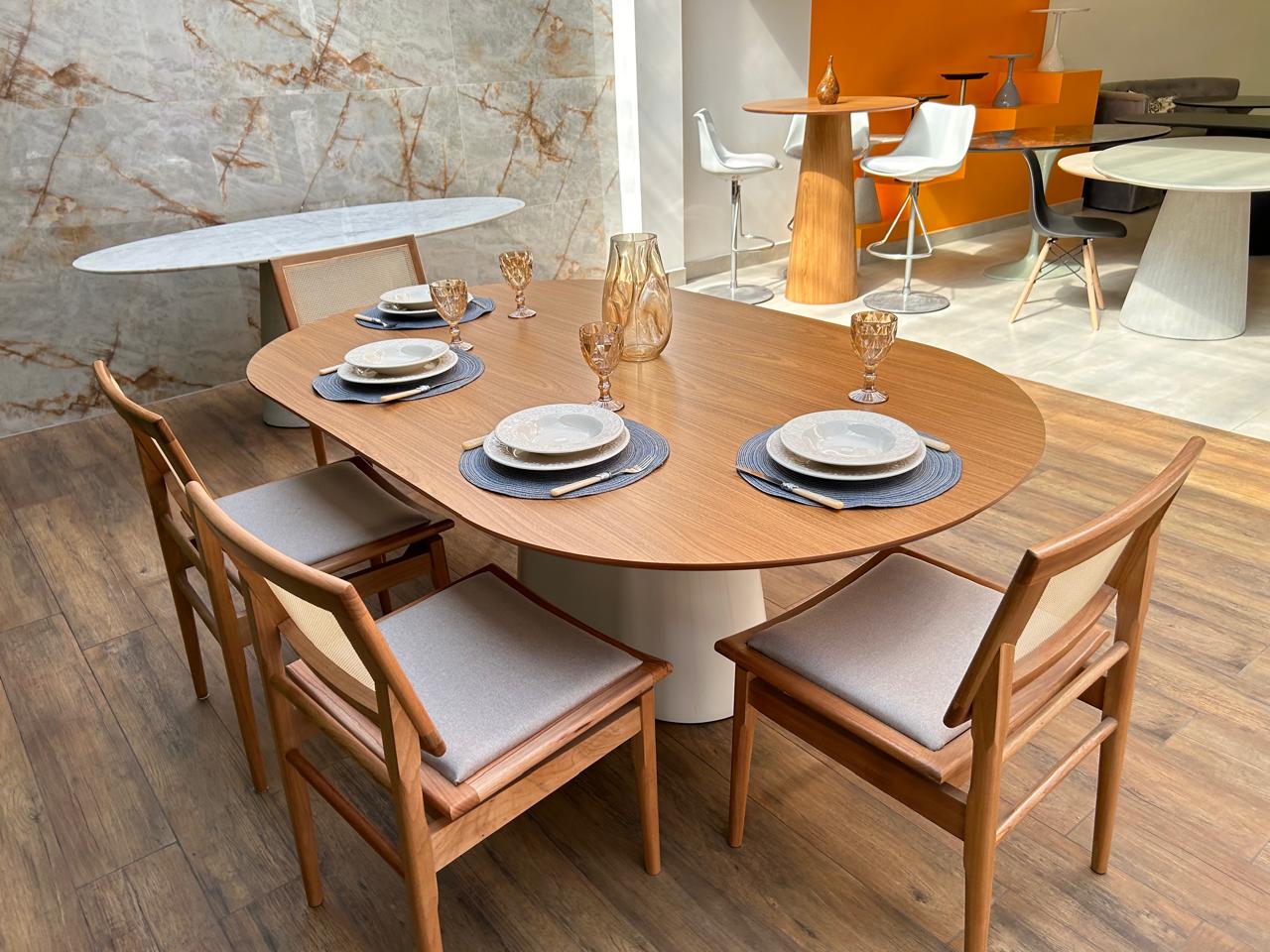 mesa de jantar oval moderna