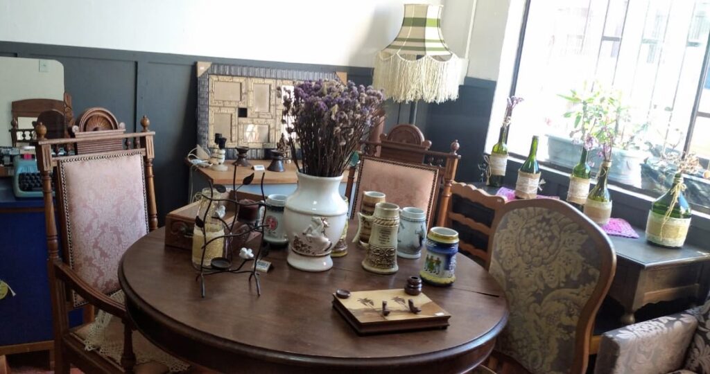 Móveis Vintage vs. Antiguidades: Entenda as Diferenças e Valorize Sua Peça