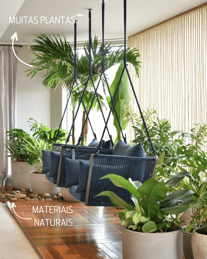 Harmonizando Cores: Sofás Escuros e Cortinas de Voil Claras na Sala de Estar