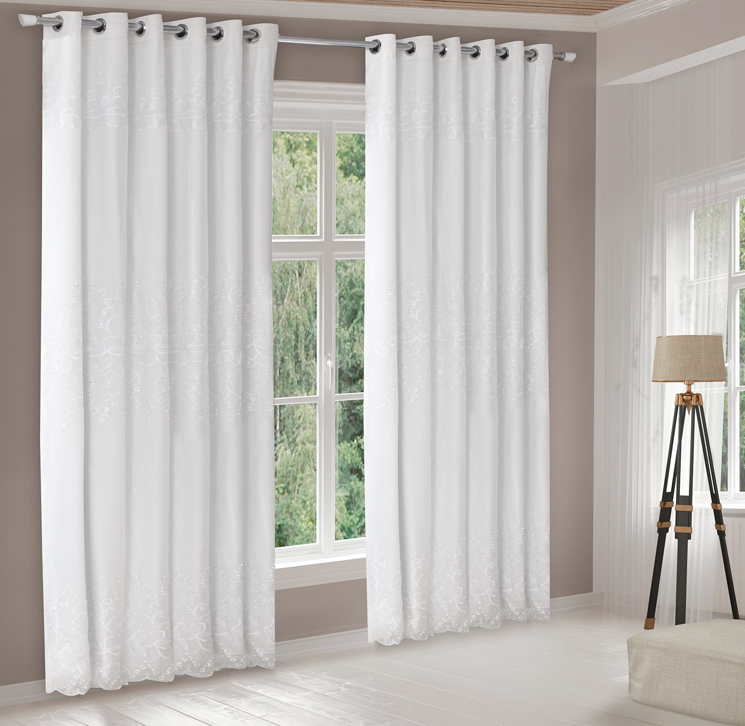 Harmonizando Cores: Sofás Escuros e Cortinas de Voil Claras na Sala de Estar