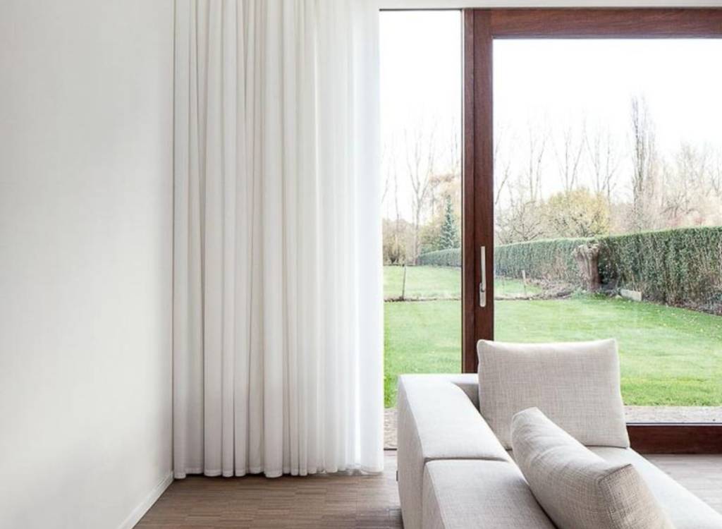 Tendências de Decoração 2025: Voil e Materiais Naturais em Destaque