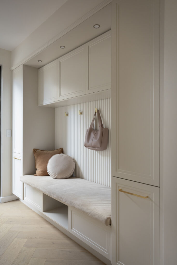 ideias de decoração para mud room moderno