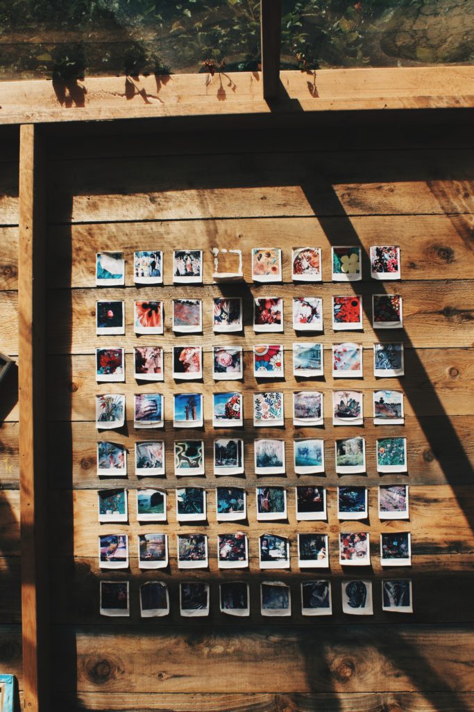 mural de fotos temático (viagem, família, etc.)