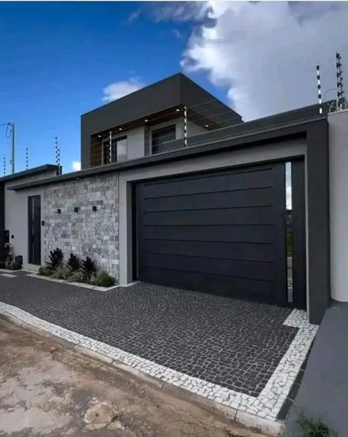 Muro cinza e madeira