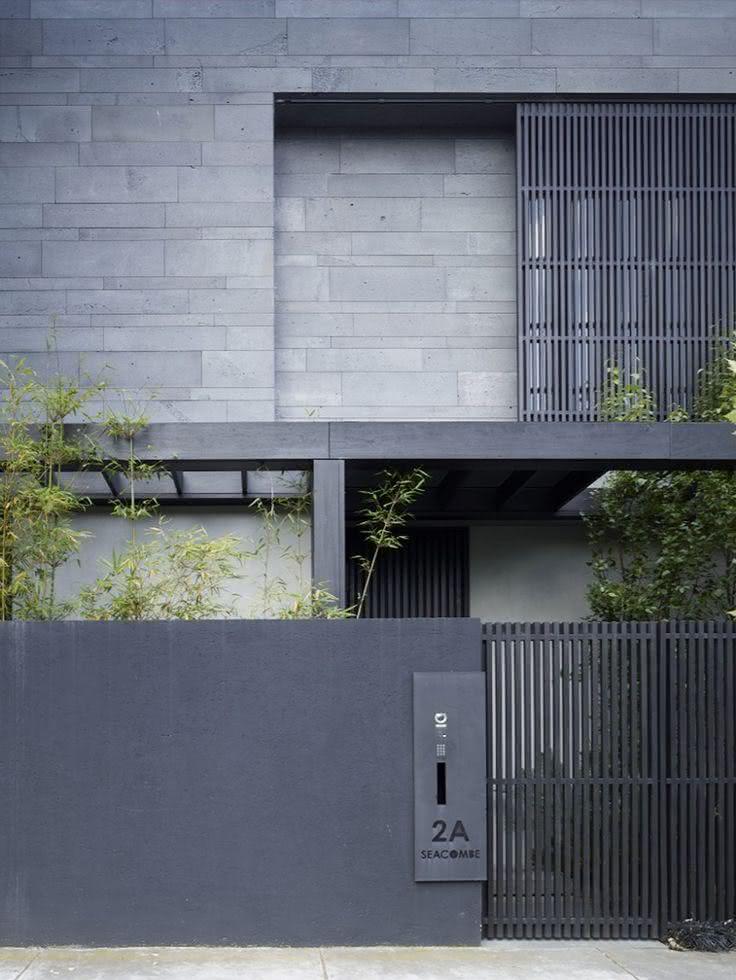 Muro cinza com paisagismo