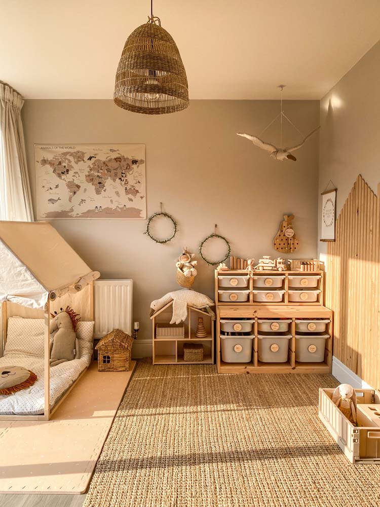 comparativo: decoração de quarto de bebê montessoriano vs. tradicional