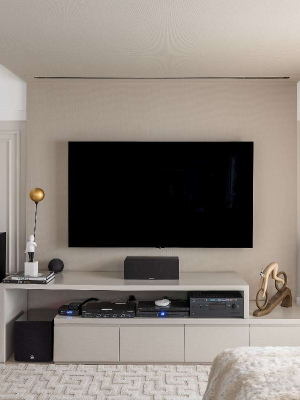 tomada atrás painel tv