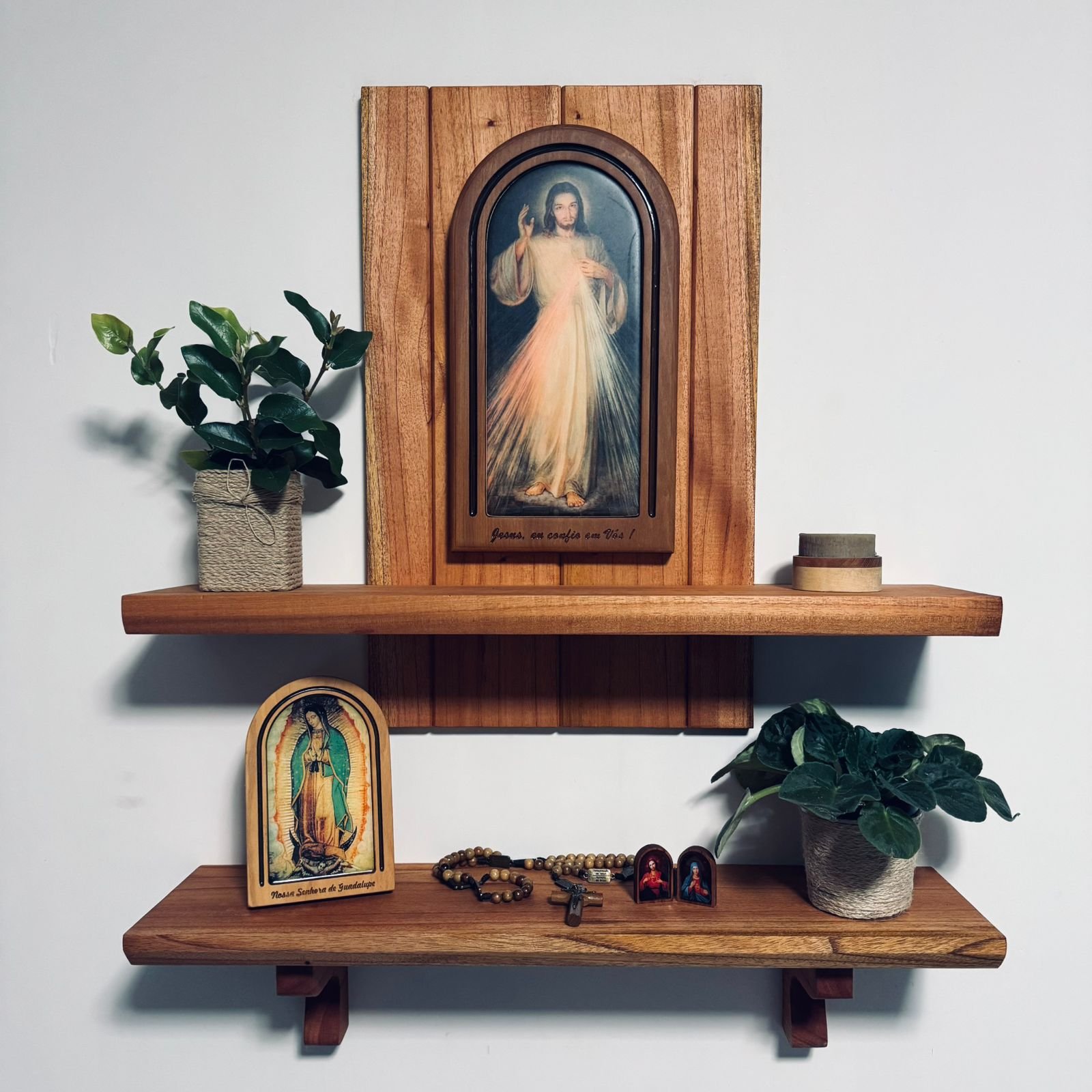 ideias de oratório de madeira para sala de estar