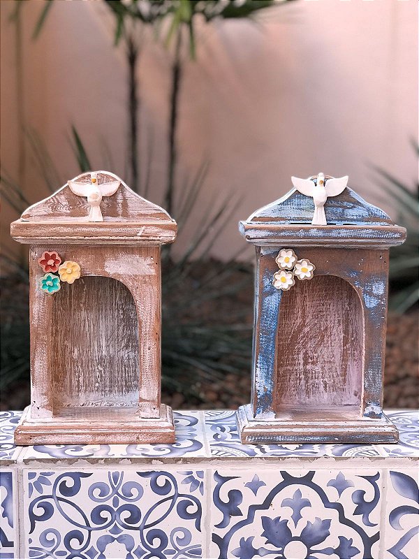 oratório de madeira vs oratório de resina