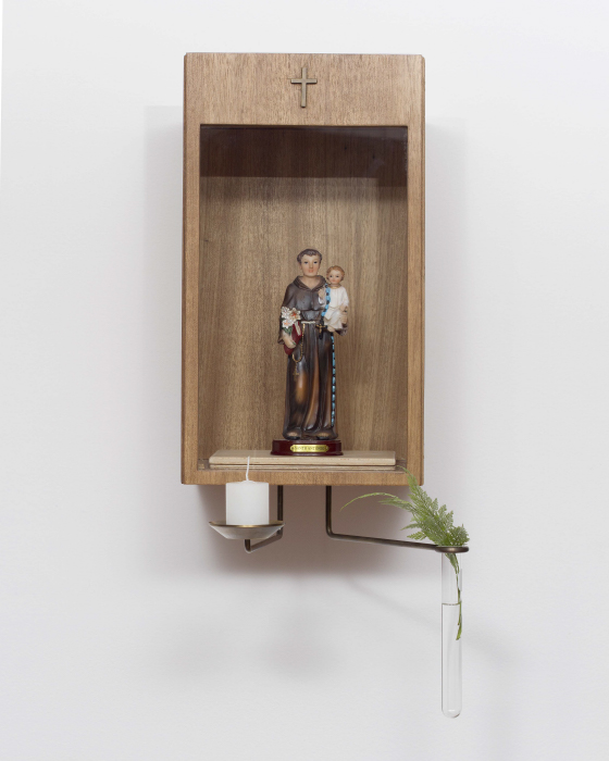 oratório de madeira vs oratório de resina