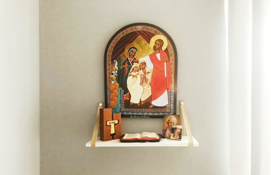 ideias de oratório de madeira para sala de estar