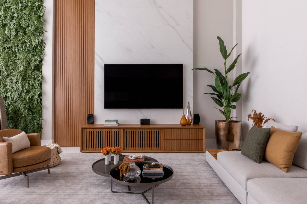 painel de tv porcelanato e ripado madeira