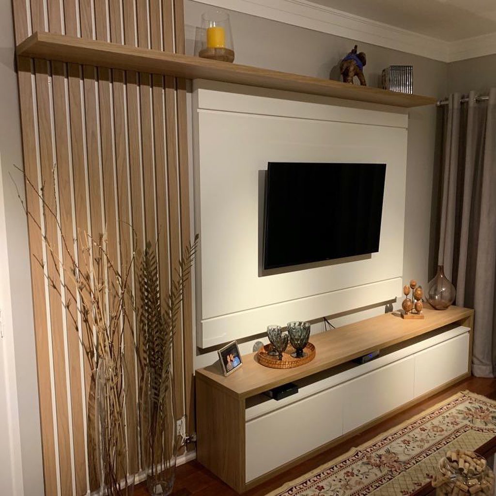 painel de tv ripado com porcelanato e centro em porcelanato