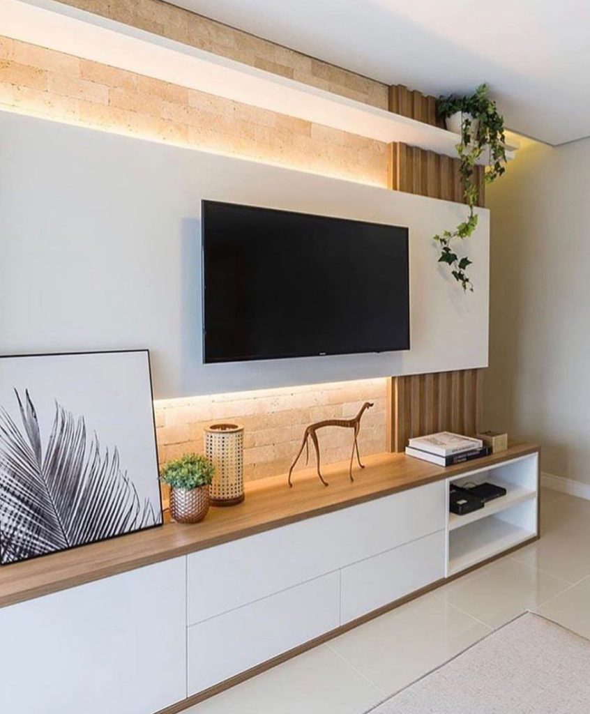 painel de tv ripado com porcelanato e detalhes em mármore