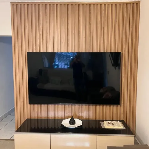painel de tv ripado com porcelanato e nichos