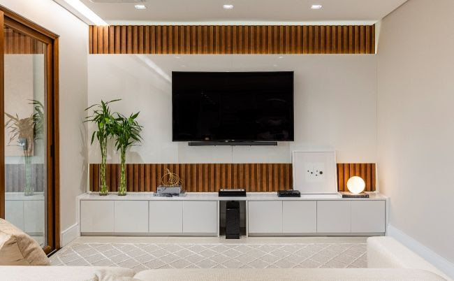painel de tv ripado com porcelanato e home theater