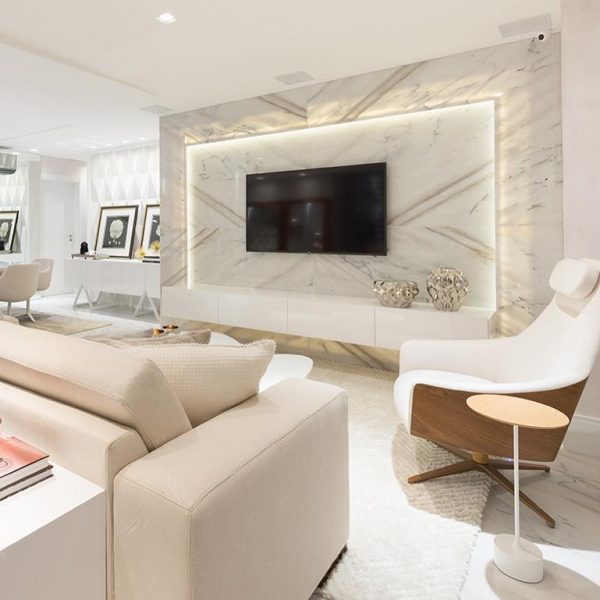 painel de tv ripado com porcelanato e iluminação embutida