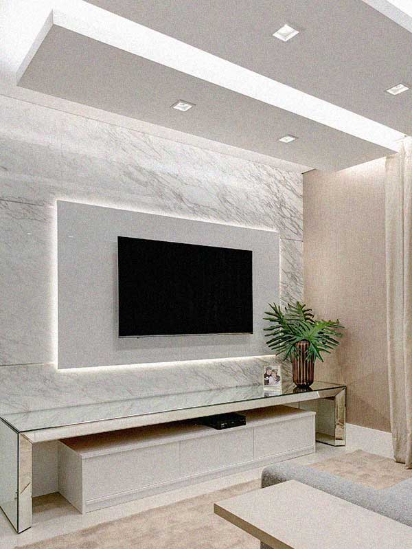 Painel de TV de porcelanato vs. MDF